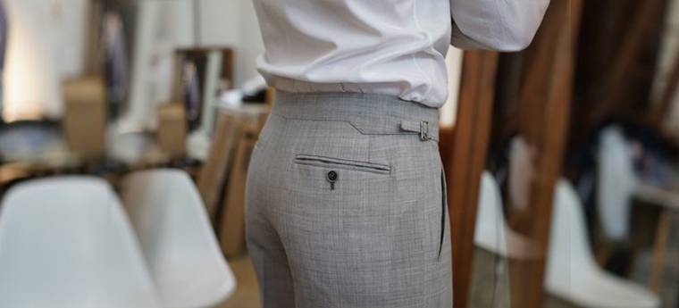穿著淺灰色西裝褲的男士