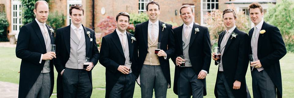 身著晨禮服的新郎與伴郎