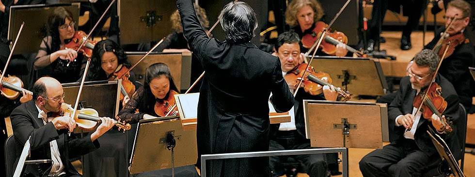 身穿燕尾服的演奏家