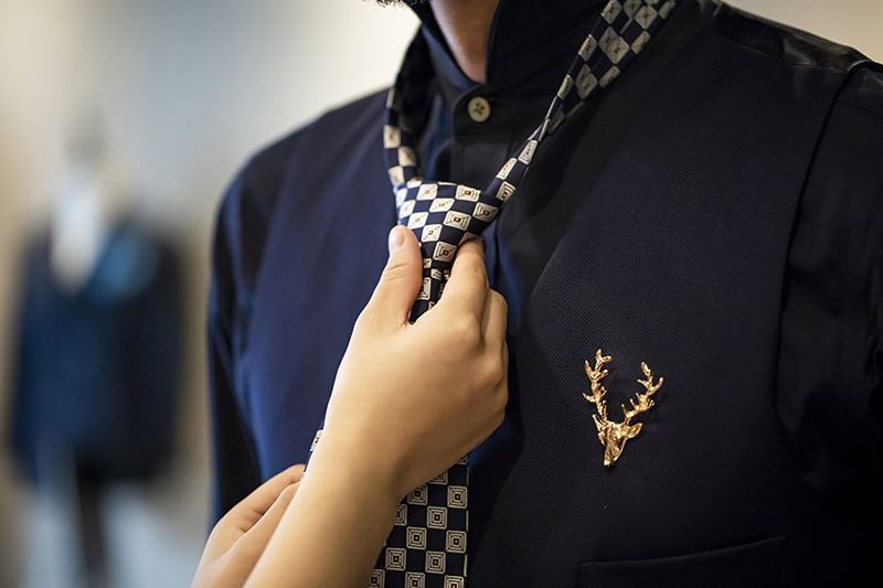 黑色襯衫搭配黑色西裝背心