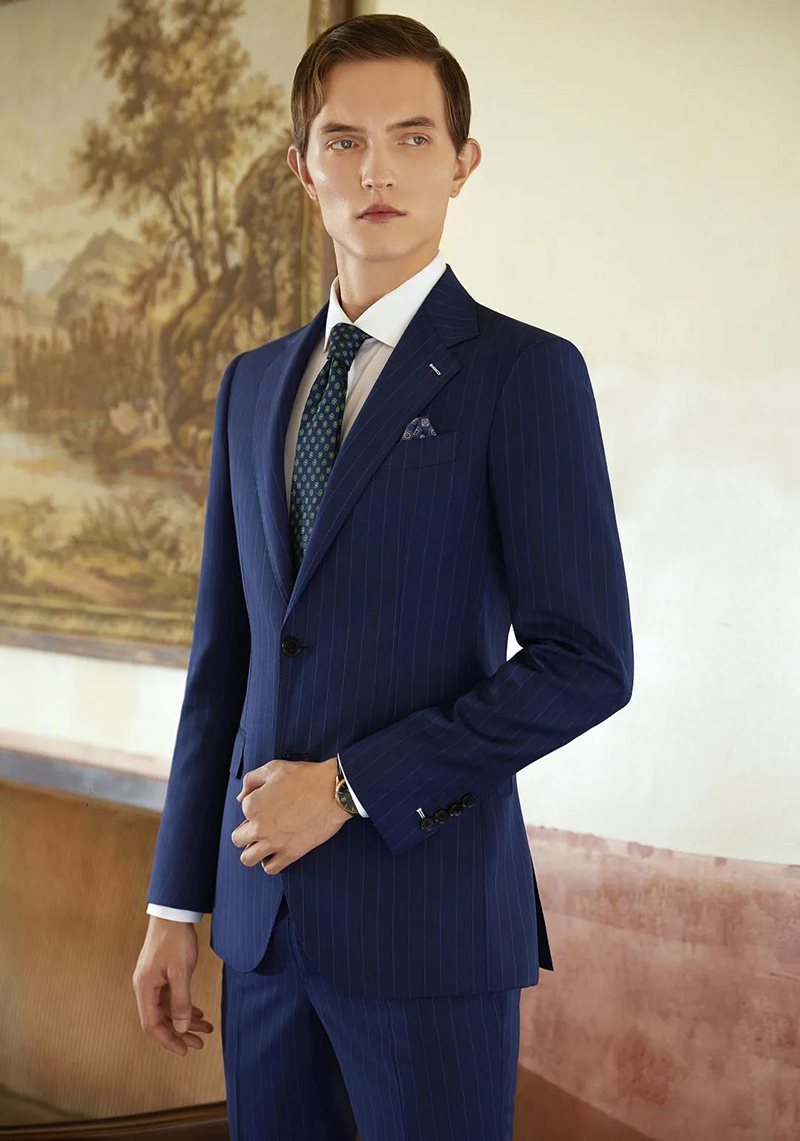 深藍色條紋西裝