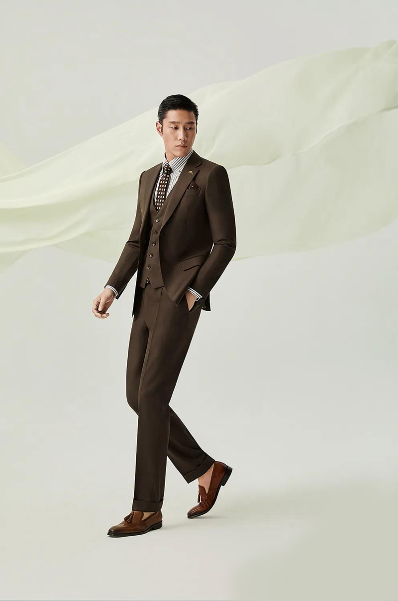 褐色三件式西裝套裝