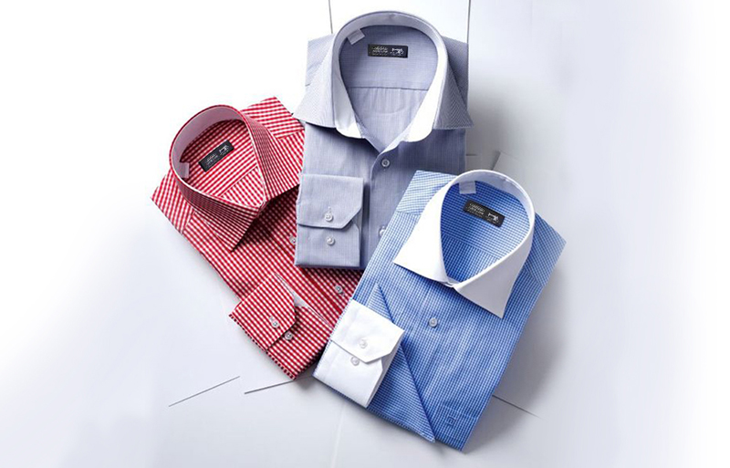 灰色、紅色、藍色襯衫