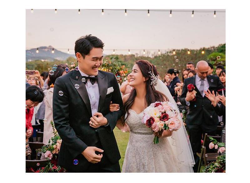 結婚新郎穿著劍領的紳士禮服