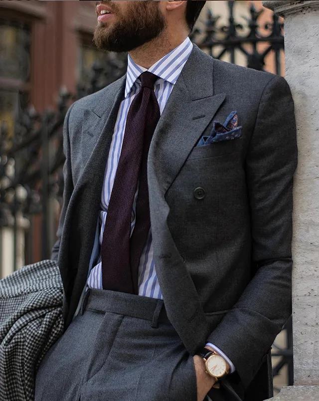 深灰色西裝搭配酒紅色領帶