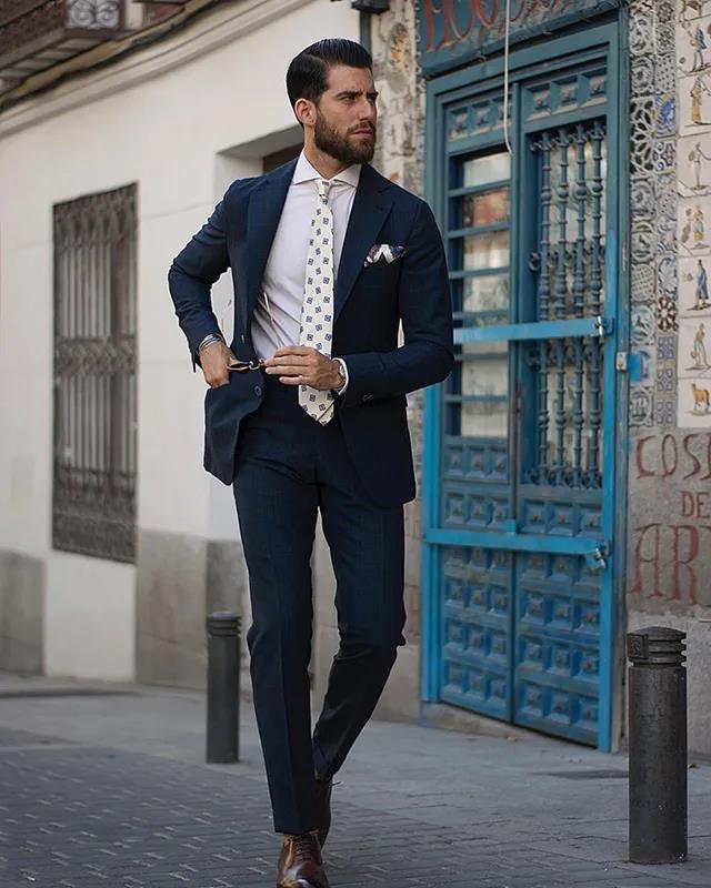 海軍藍西裝搭配白襯衫