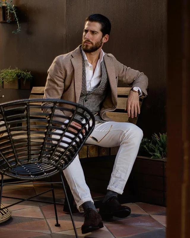 淺褐色西裝外套搭配細格紋背心