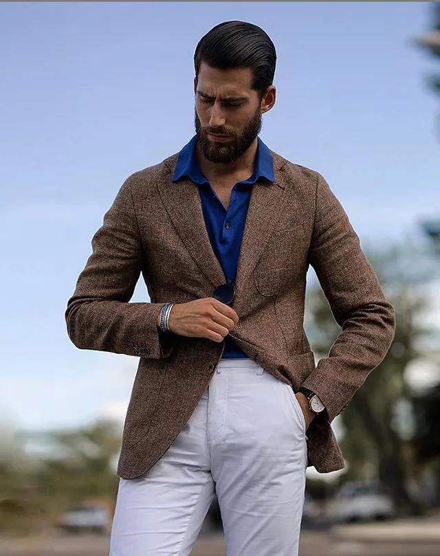 褐色西裝搭配白色長褲