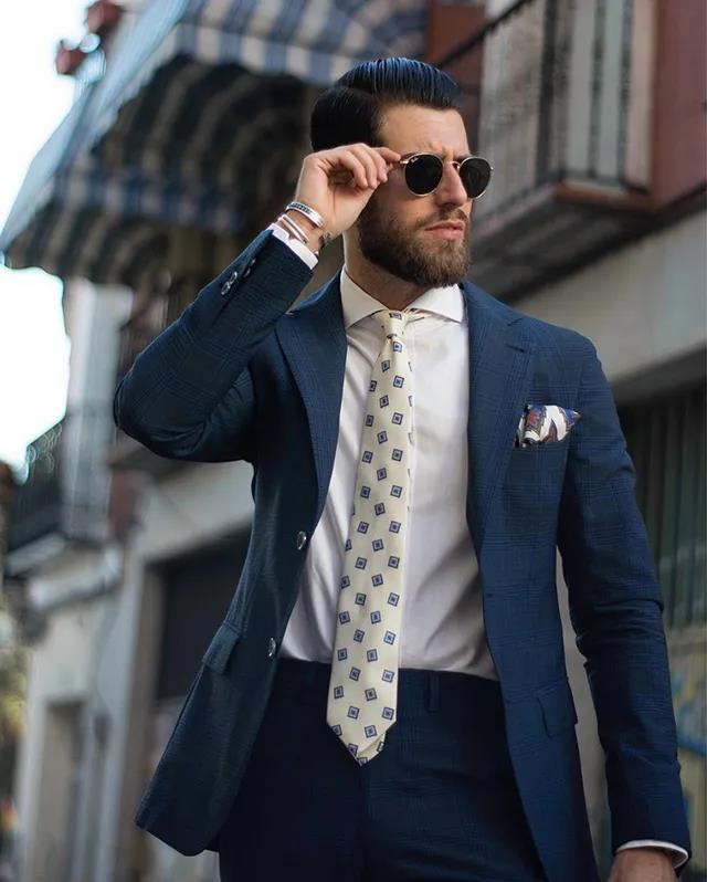 藍色西裝與米色領帶與口袋巾的搭配