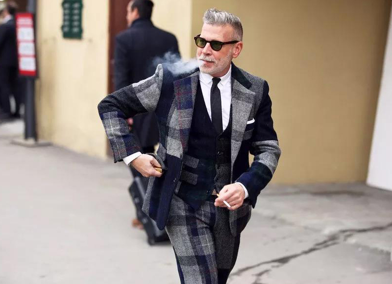 深藍色及黑色西裝套裝