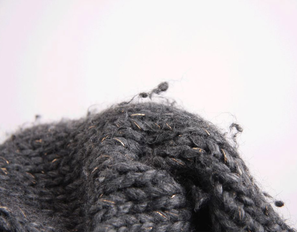 黑灰色羊絨衫起毛球特寫