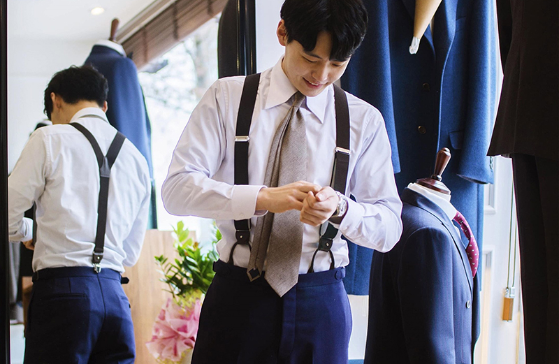 夏日藍色西裝搭配淺色襯衫