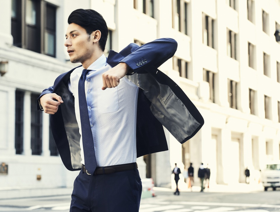 穿著藍色西裝商務人士