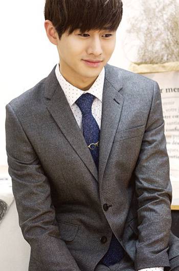 穿著灰色西裝白色襯衫的東方男士