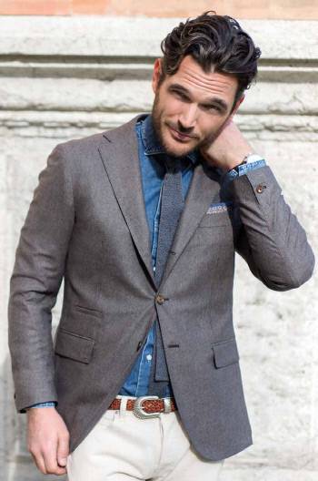 穿著灰色西裝白色休閒褲的西方男士