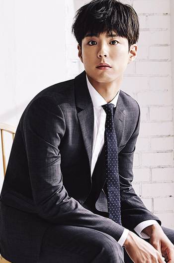 穿著深色亞麻西裝東方男士