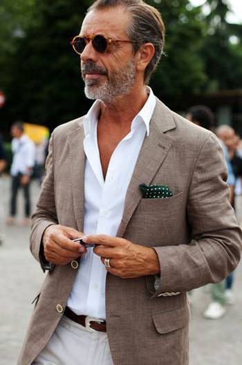 穿著亞麻半裡西裝的外國男士