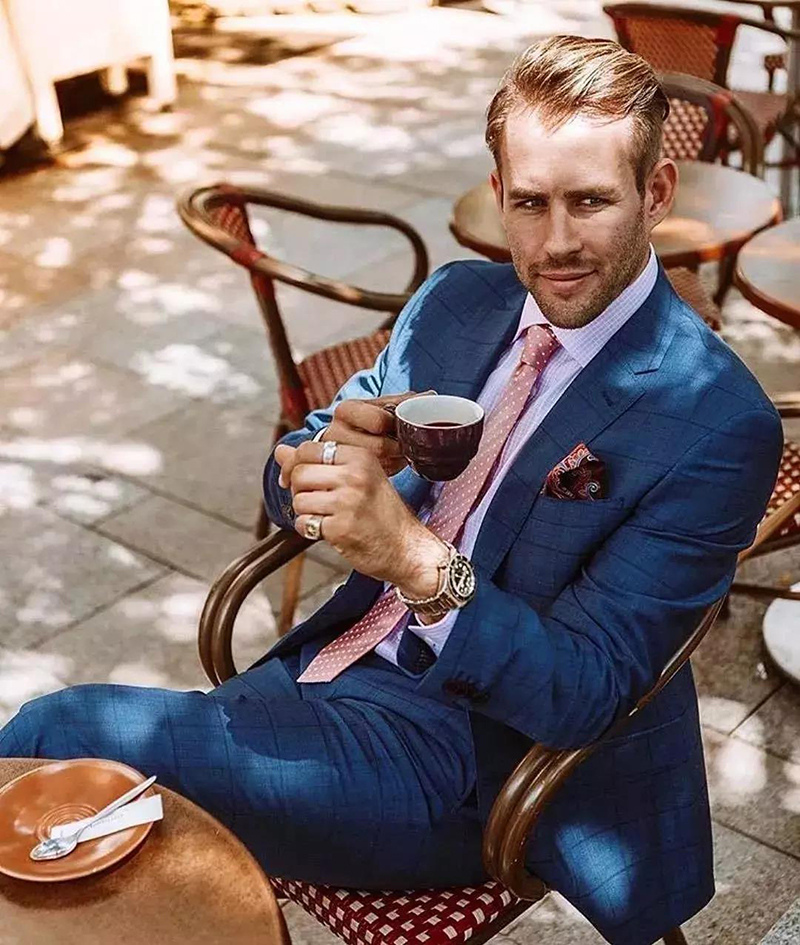 穿著藍色西裝搭配粉色領帶的男士