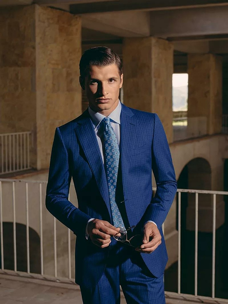穿著經典藍西裝搭配淺藍色領帶的男士