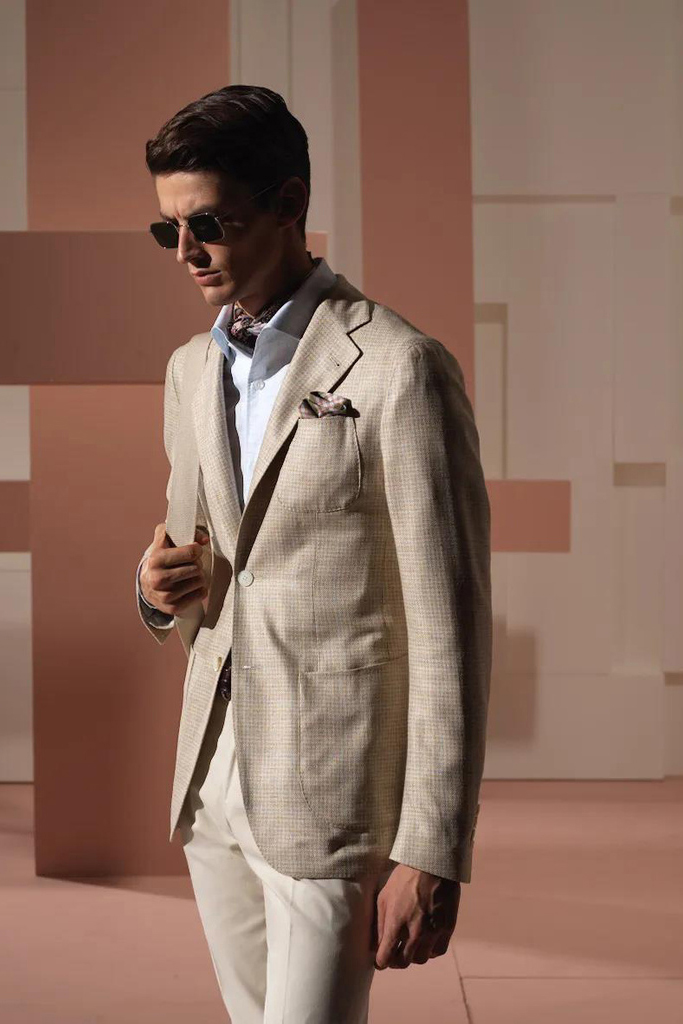 穿著奶油白純色西裝外套的男士