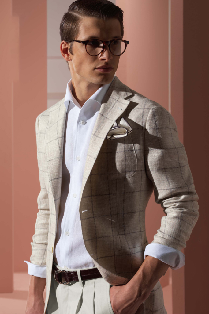 穿著奶油白格紋西裝外套的男士