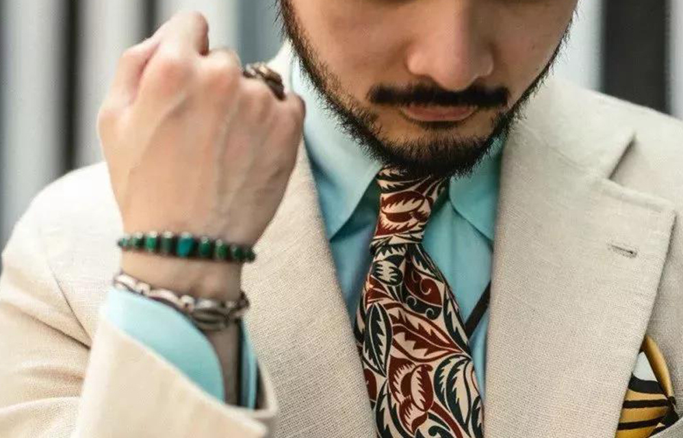 身著米色亞麻休閒西裝外套男士特寫