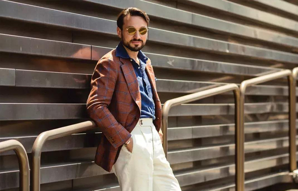 身著丹紅色格紋休閒西裝外套男士