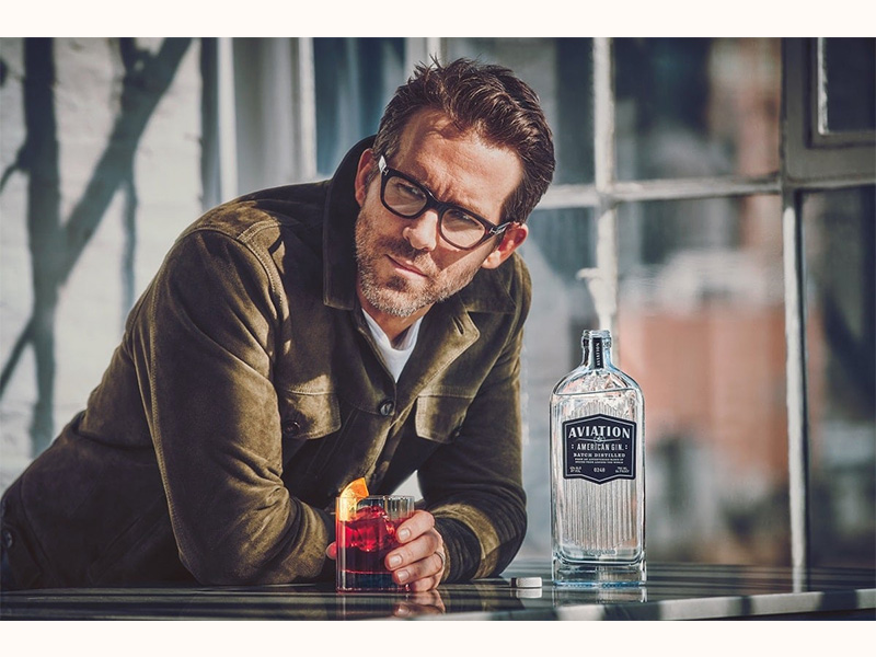 扮演死侍的大明星萊恩雷諾斯穿著襯衫外套