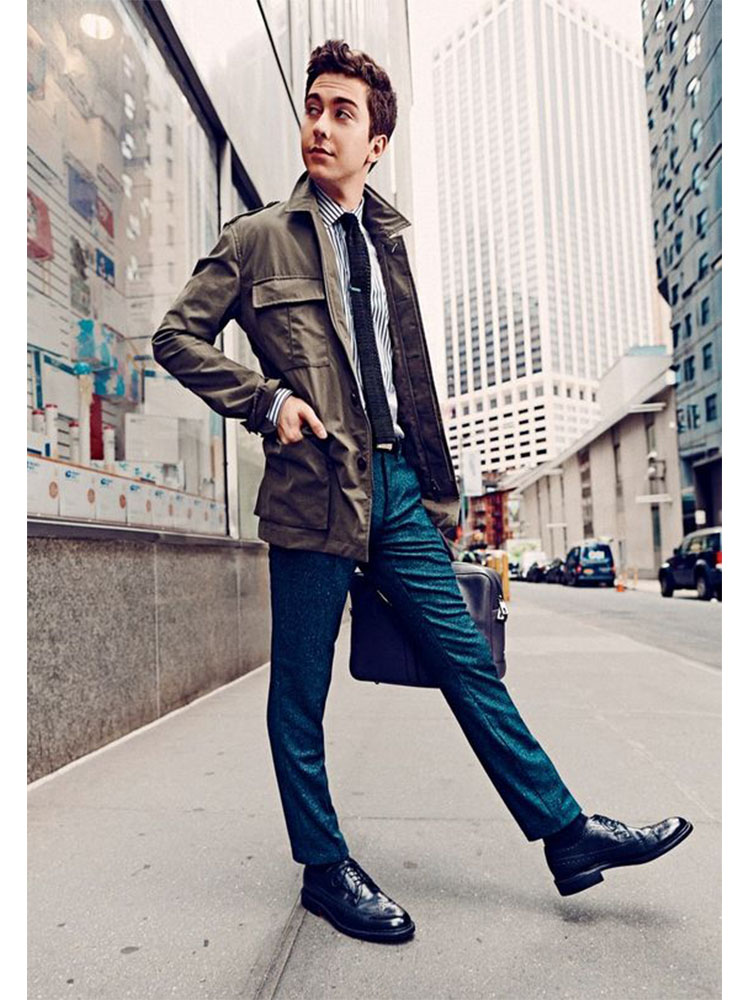 穿著經典襯衫外套並提著公事包的男子
