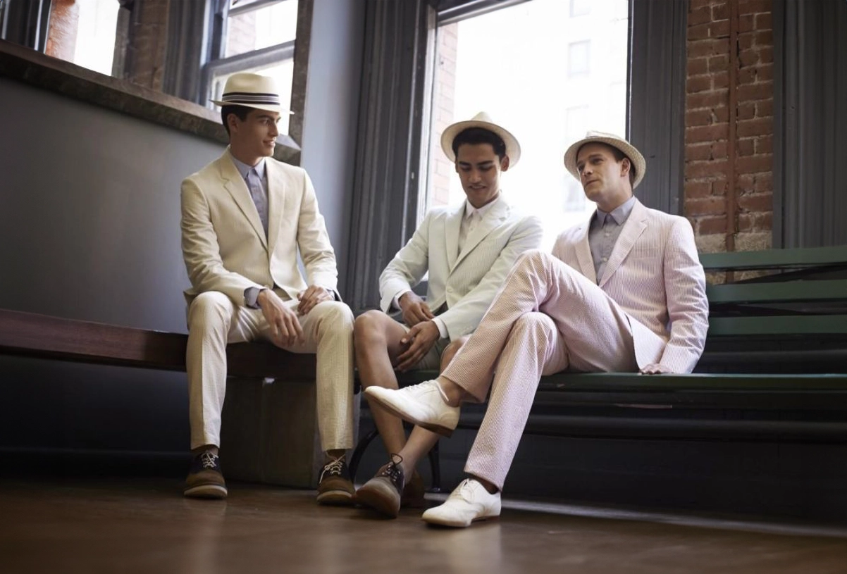 三位穿著淺色泡泡紗西裝的年輕男士