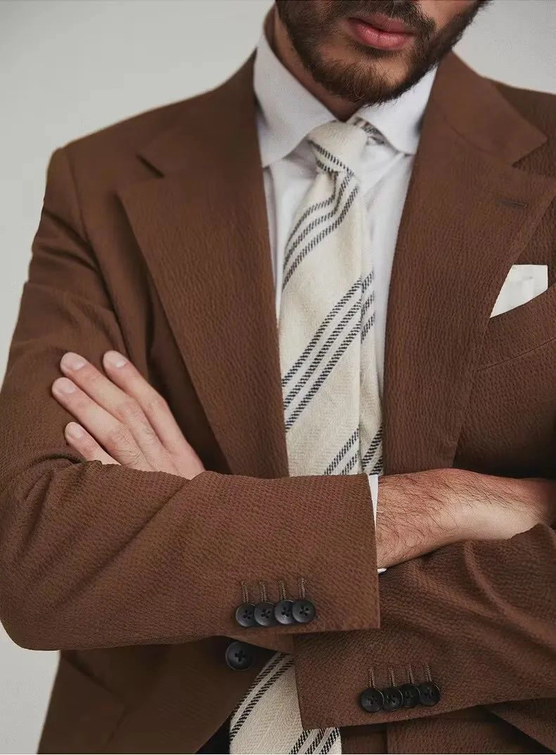 穿著咖啡色素面泡泡紗西裝的男士