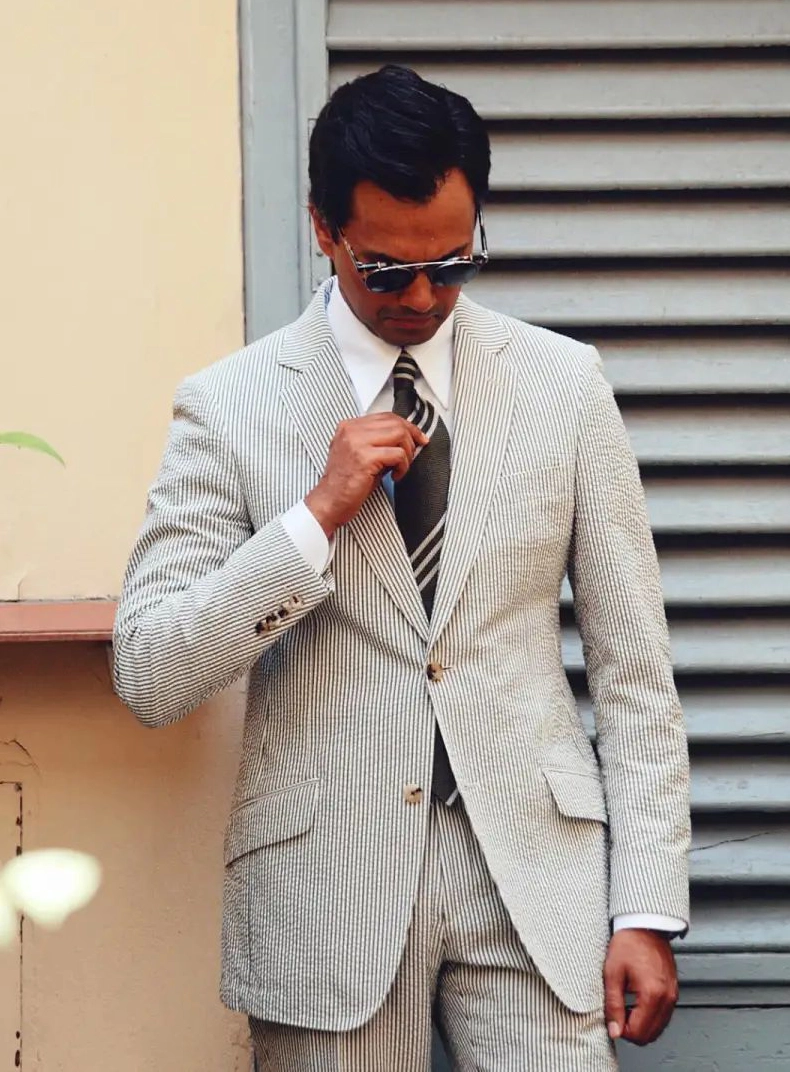穿著灰色條紋泡泡紗西裝的男士