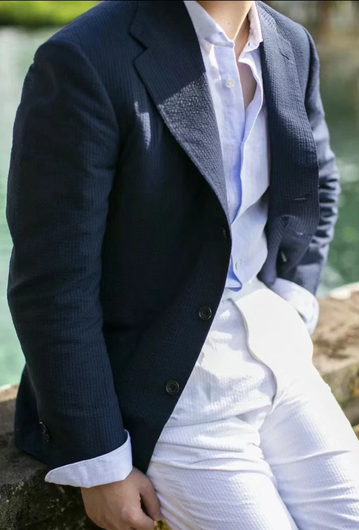 藏青色素面泡泡紗西裝外套搭配白色泡泡紗西褲