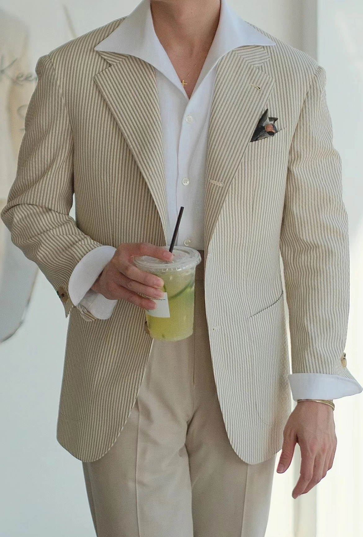 米白色條變泡泡紗西裝外套搭配米色西褲