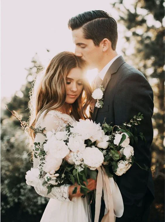 著黑色西裝新郎與穿著白紗的新娘