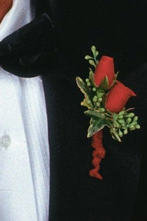 禮服配上玫瑰胸花