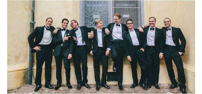 著黑色西裝的新郎與伴郎們