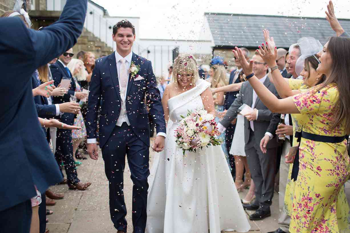 結婚新人接受眾人祝福