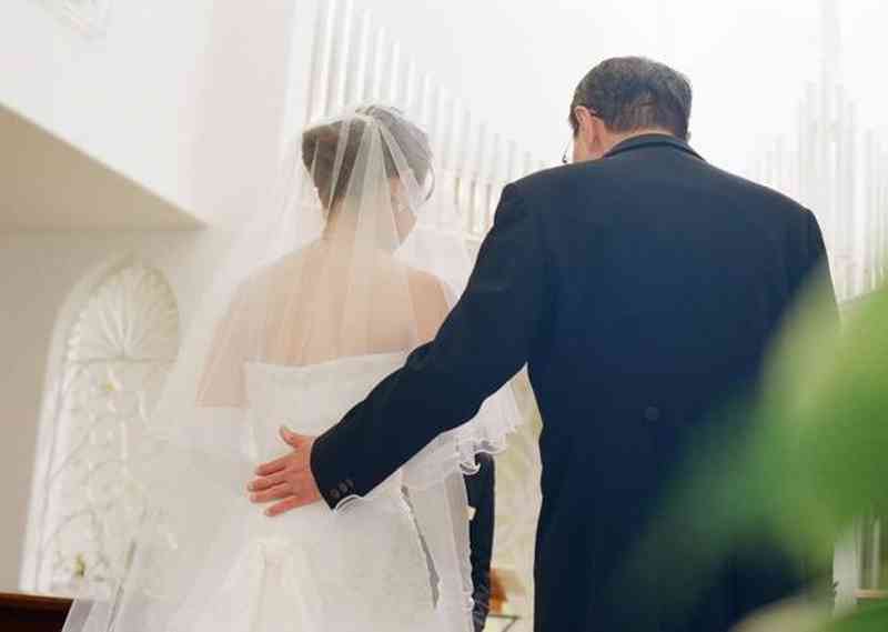 爸爸與新娘的背影