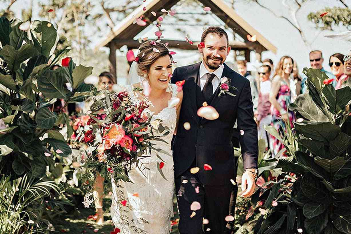 新人結婚典禮，穿著黑西裝的新郎