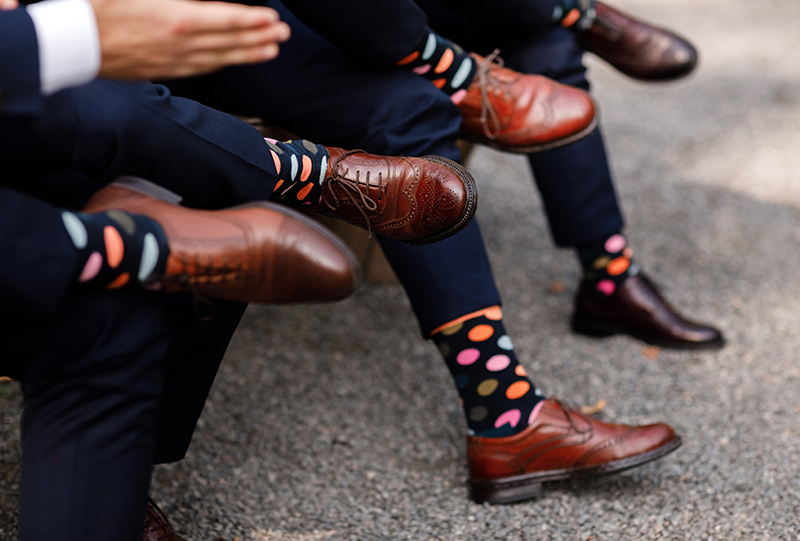 新郎與伴郎們都穿著咖啡色的牛津鞋