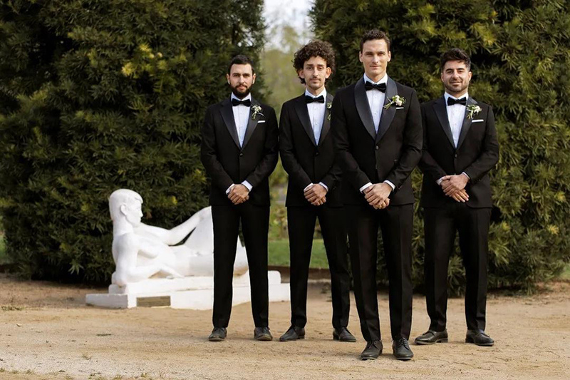 著正統黑色的紳士結婚禮服的新郎與伴郎