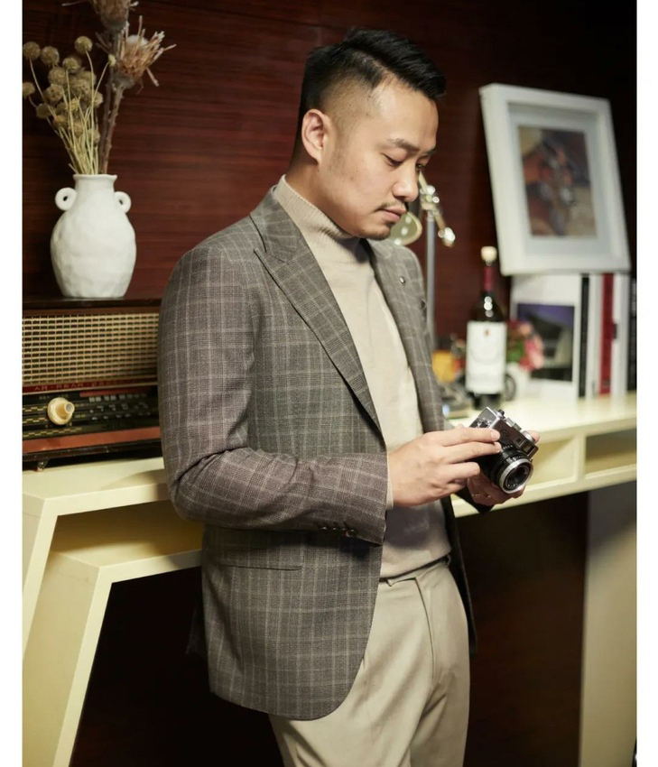 咖啡色親王格紋西裝外套搭配卡其褲