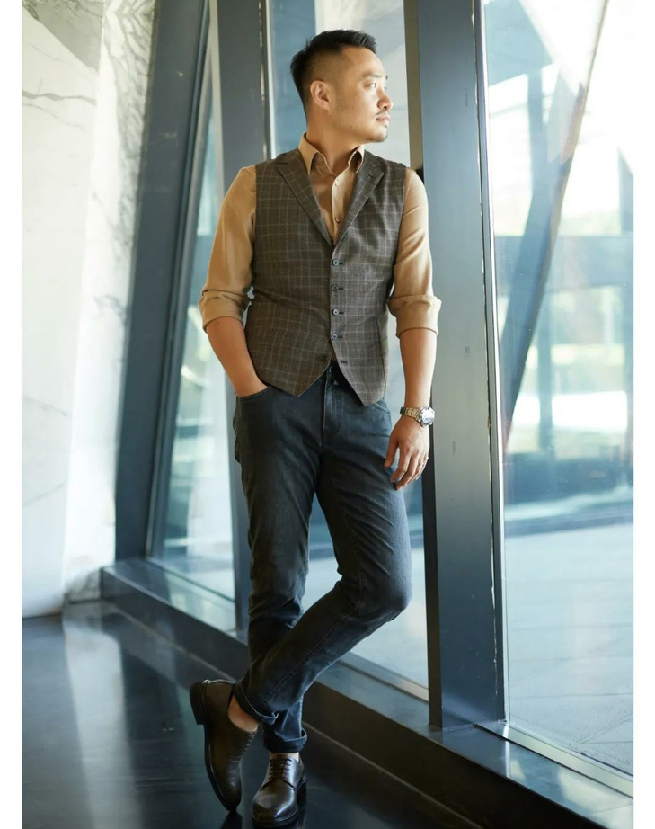 咖啡色親王格紋西服背心搭配牛仔褲