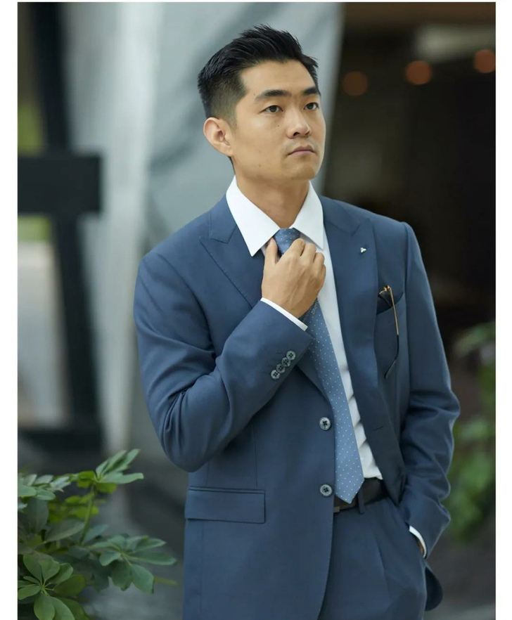 北歐藍西服搭配白色襯衫及藍色領帶