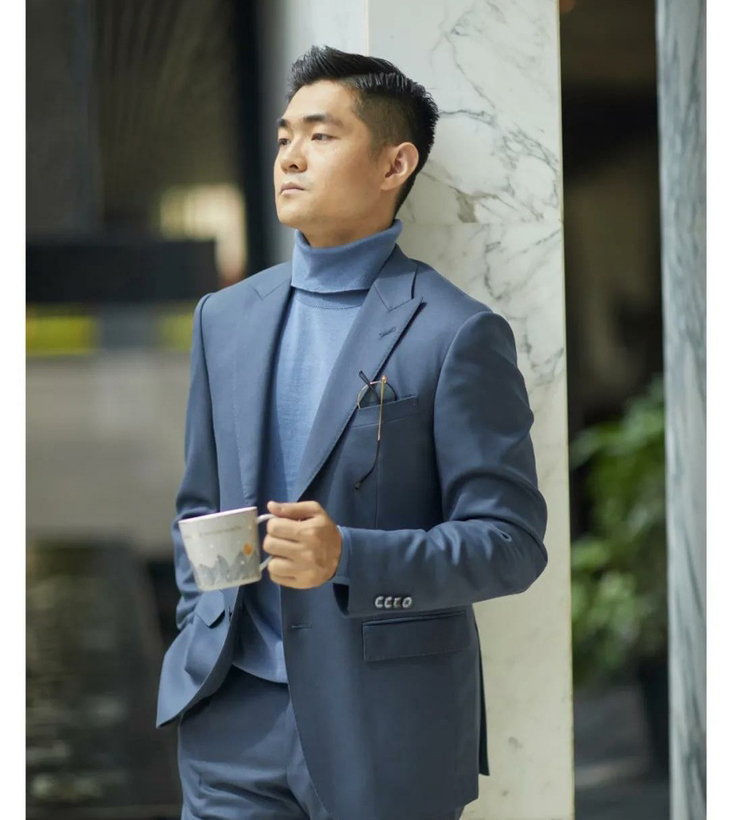 北歐藍西服搭配高領上衣