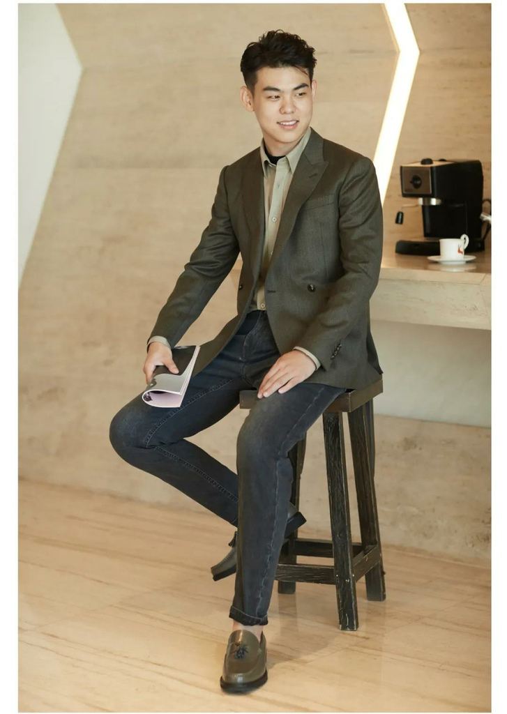 綠色法蘭絨西服外套搭配牛仔褲