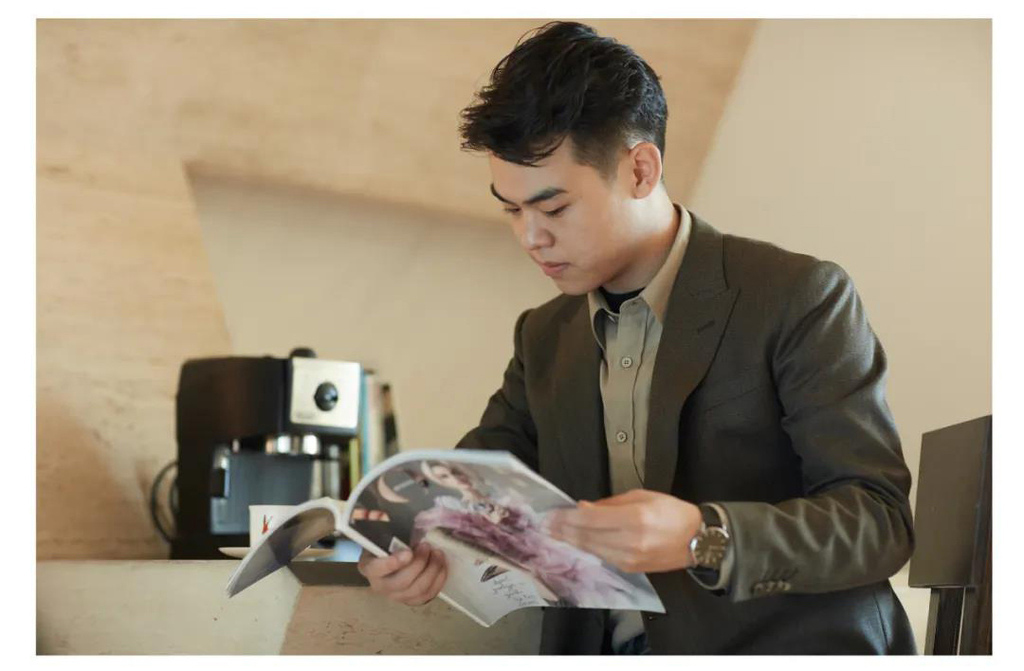 綠色法蘭絨西服外套搭配卡其襯衫