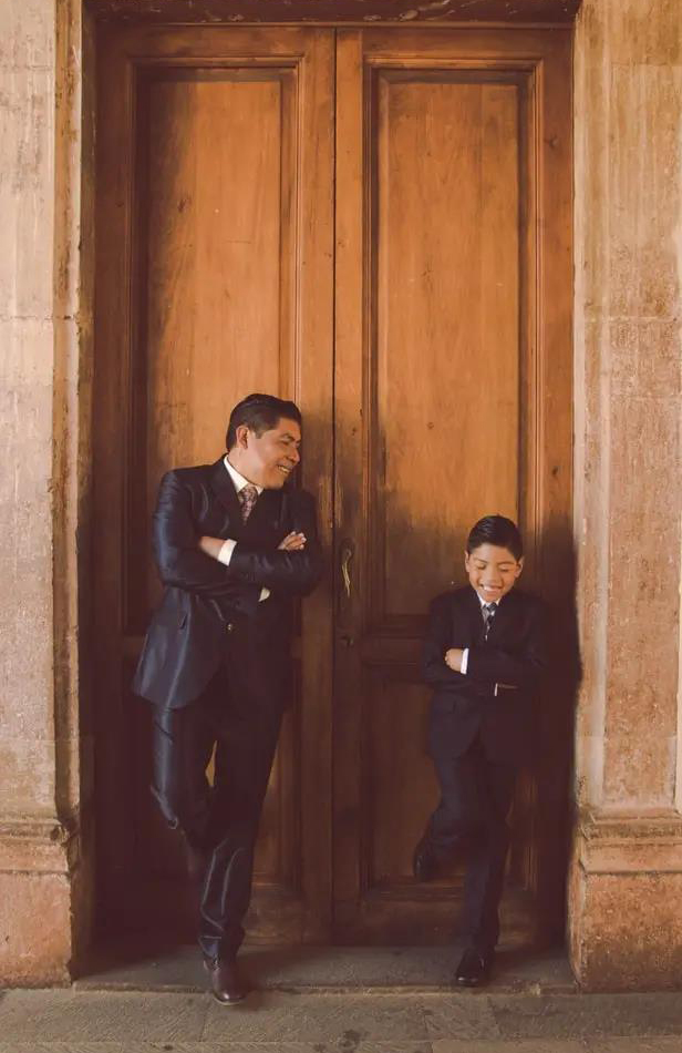 爸爸與小孩穿著西服