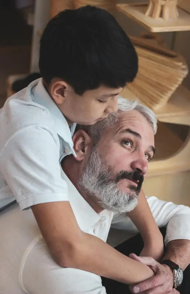 父親與小孩的擁抱